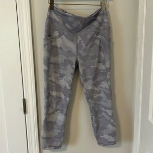 Workout leggings in grey camp in size Large